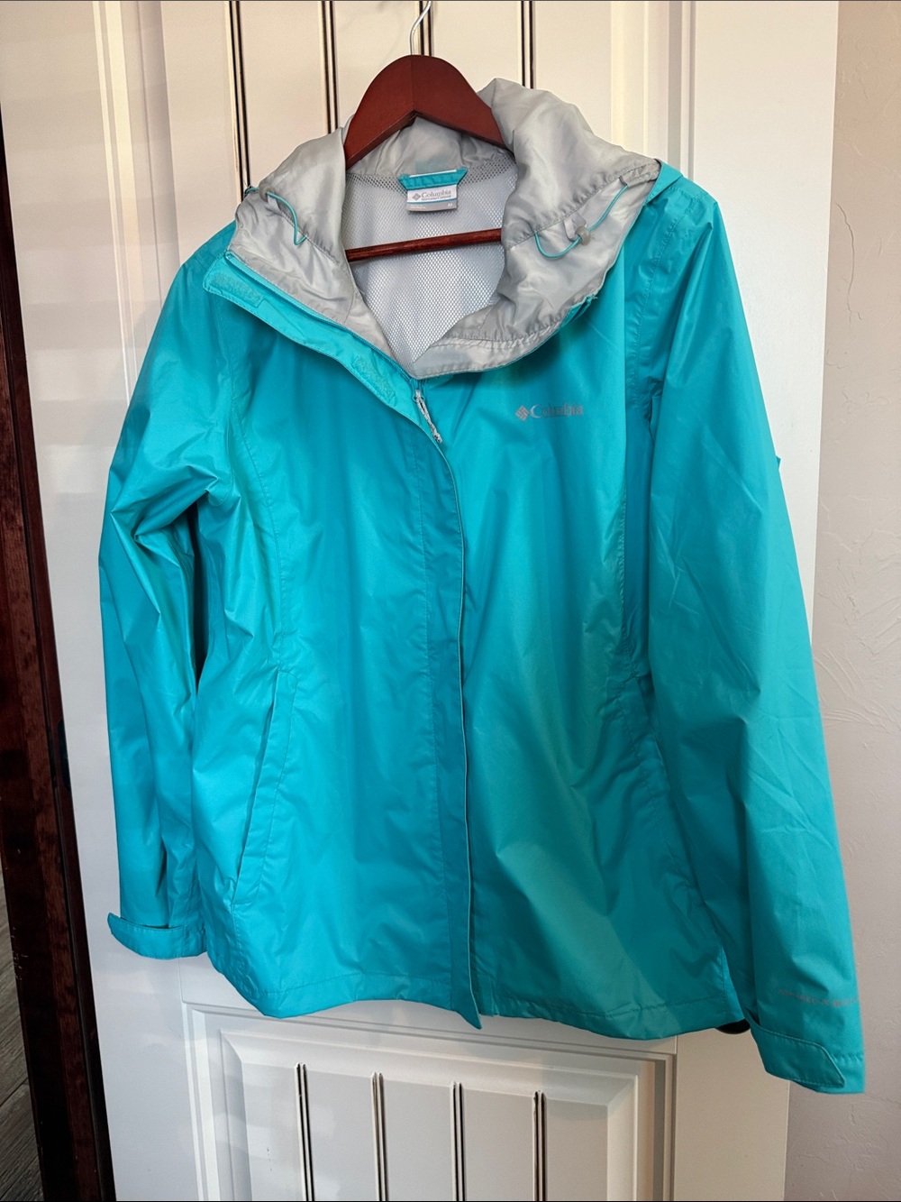 Columbia Womens Turquoise Hooded Wind Breaker with Omni Tech Technology. LikeNew